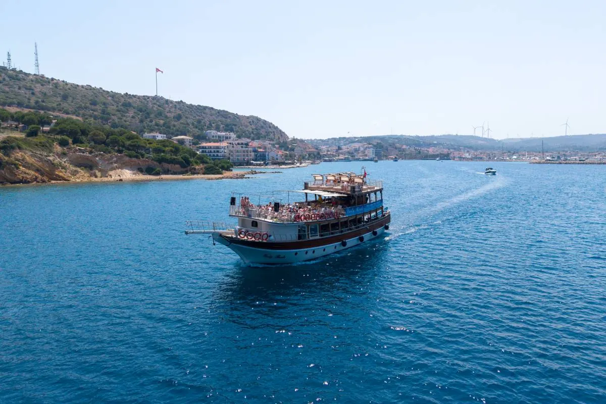 Lady Bente Çeşme kıyısında seyir halinde, havadan görünüm