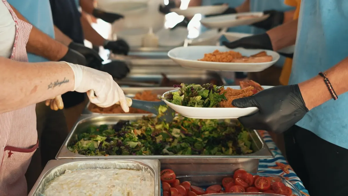 Lady Bente'de öğle yemeği servisi: ızgara somon, bulgur pilavı ve mevsim salatası